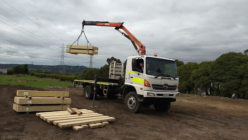 Safe lifting support keeps heavy materials moving smoothly on every site